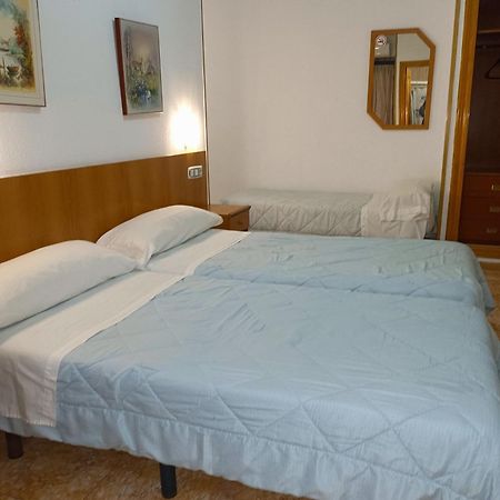 Hostal Gran Via Levante Torrevieja Bagian luar foto
