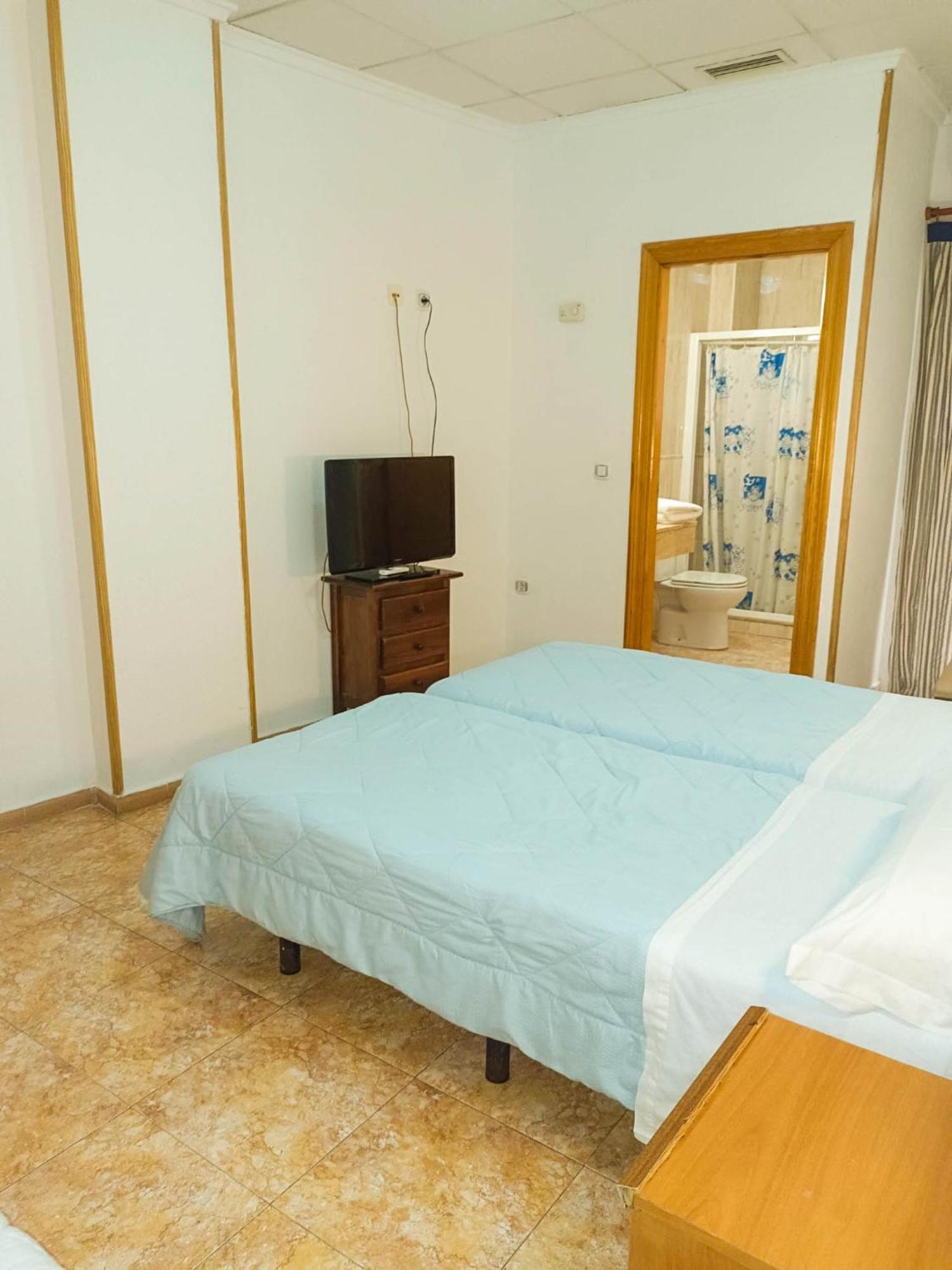 Hostal Gran Via Levante Torrevieja Bagian luar foto