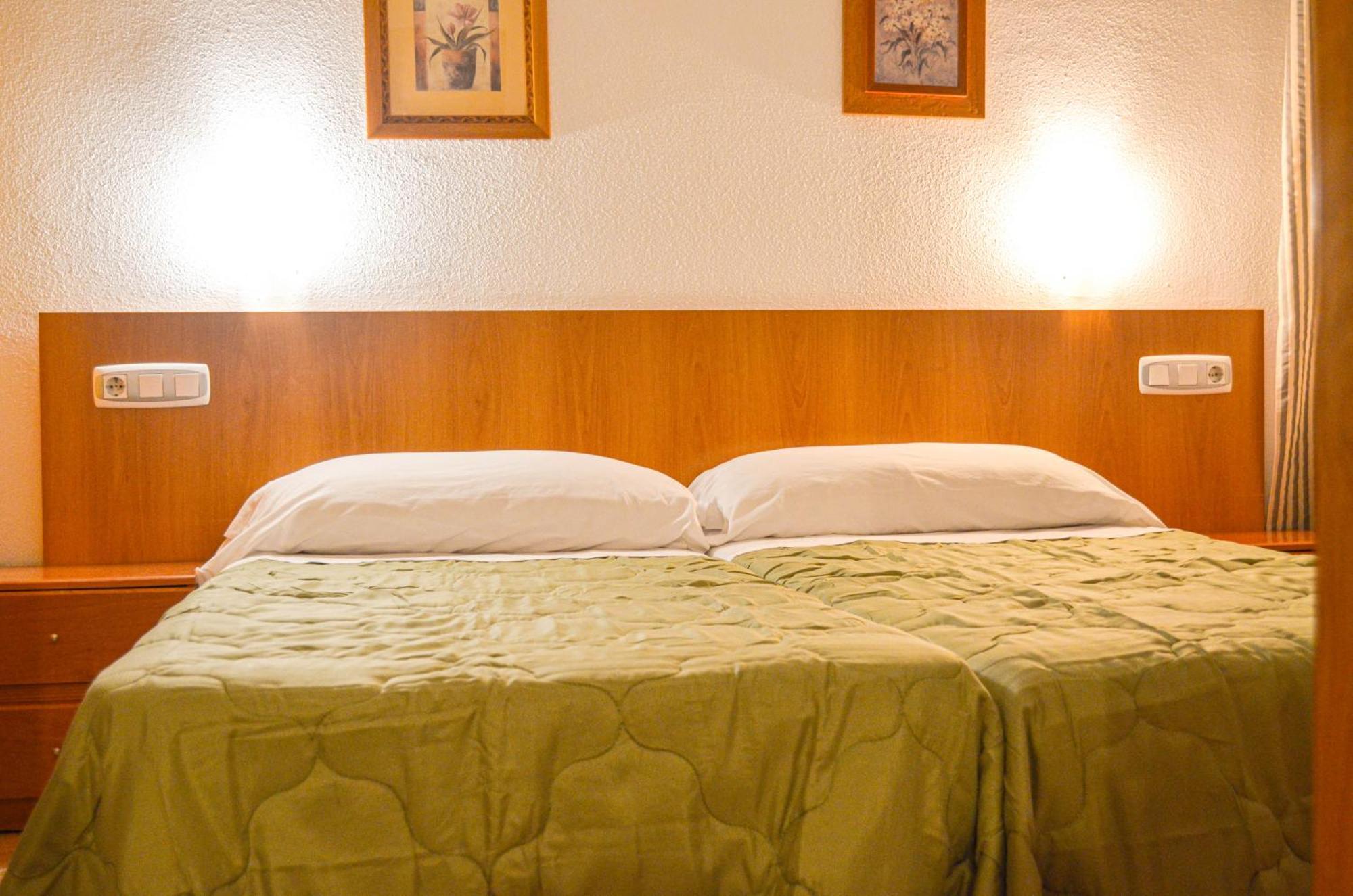 Hostal Gran Via Levante Torrevieja Bagian luar foto