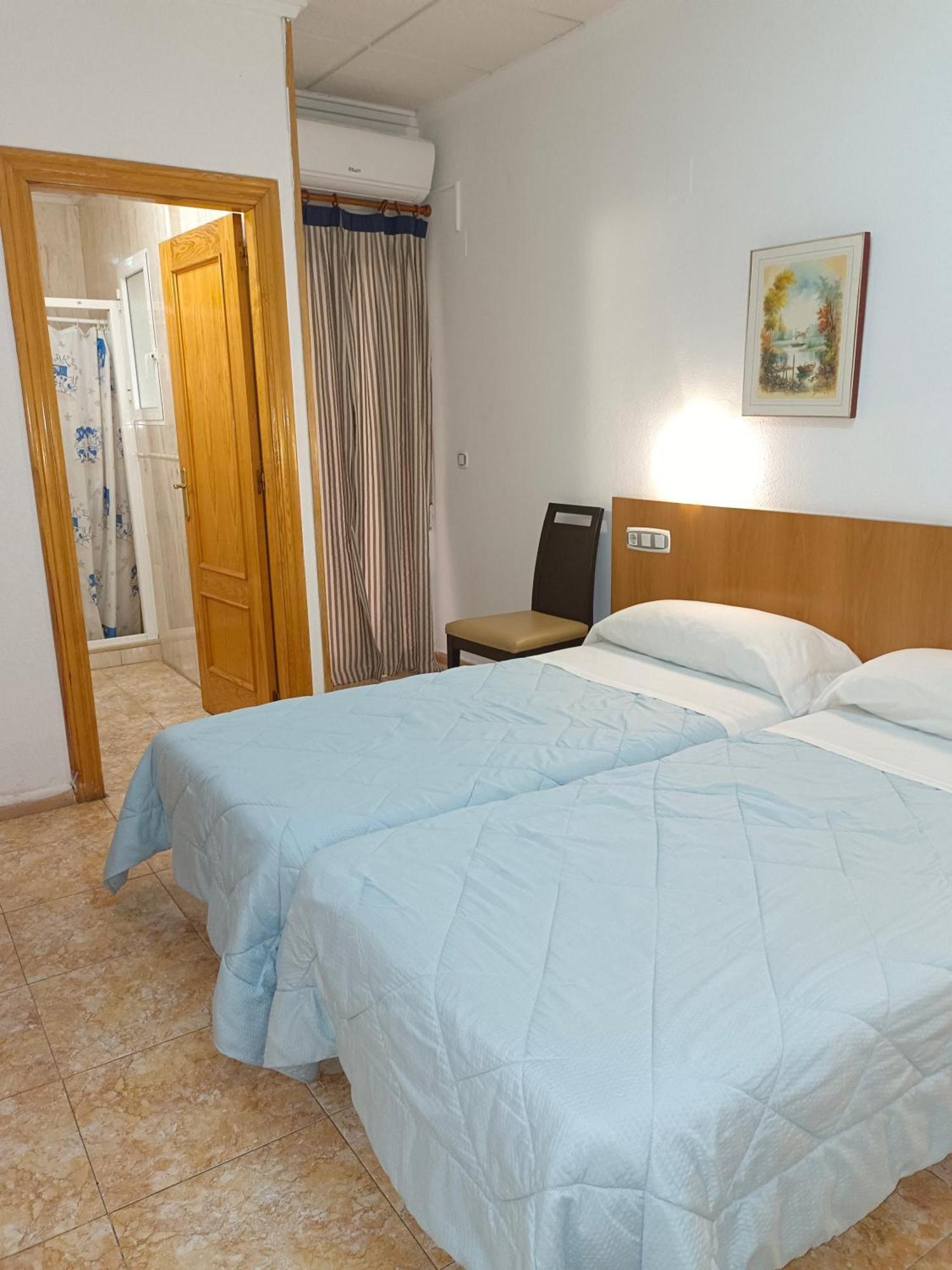 Hostal Gran Via Levante Torrevieja Bagian luar foto