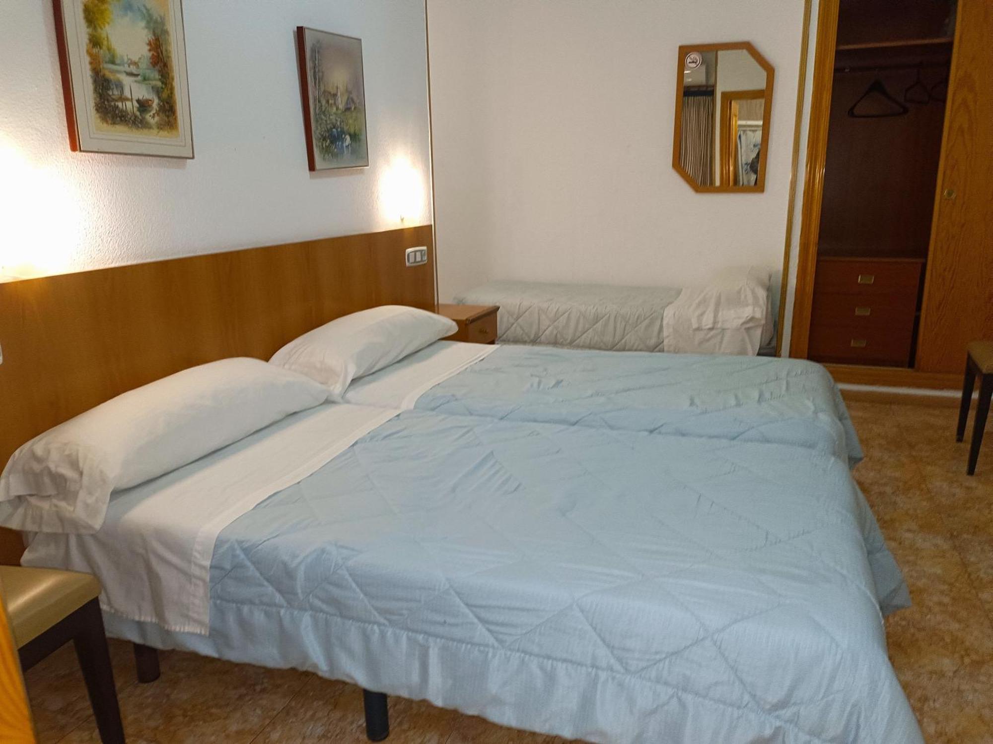 Hostal Gran Via Levante Torrevieja Bagian luar foto