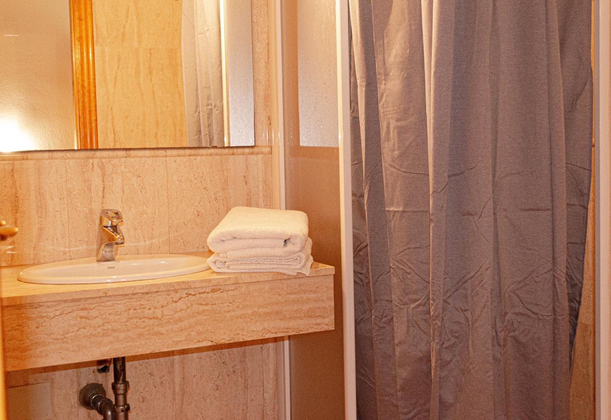 Hostal Gran Via Levante Torrevieja Bagian luar foto